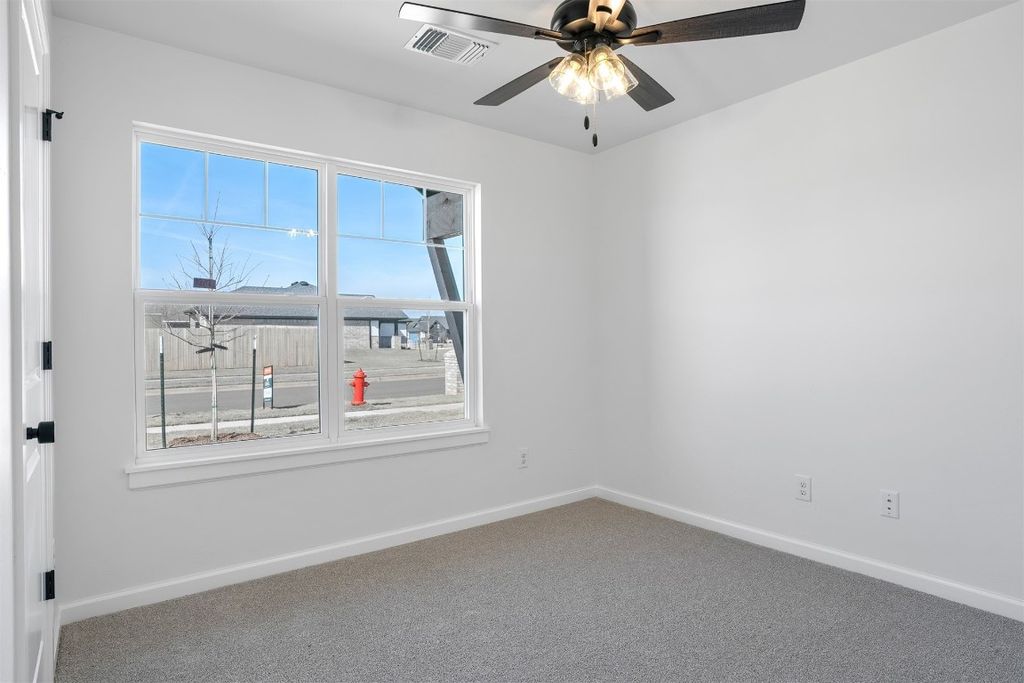 Image 23 of property listing at 612 Caladium Drive, Yukon, OK 73099