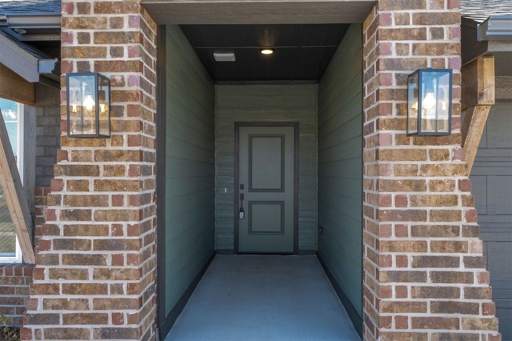 Image 3 of property listing at 612 Caladium Drive, Yukon, OK 73099