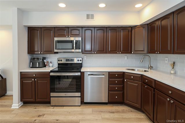 52 Holiday Drive 52, Woodbury, NY 11797