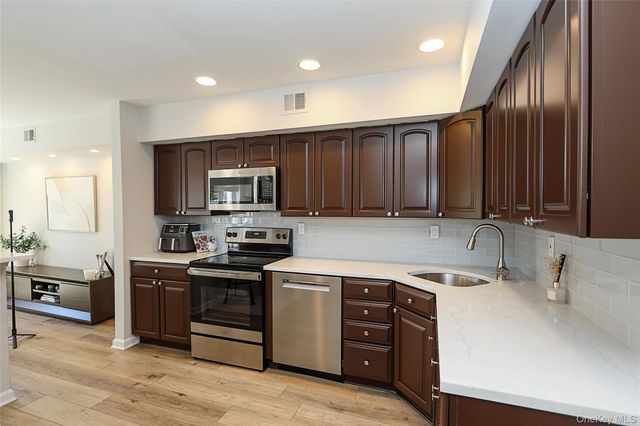 52 Holiday Drive 52, Woodbury, NY 11797