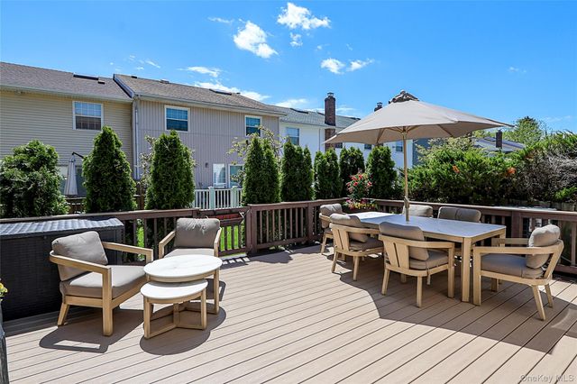 52 Holiday Drive 52, Woodbury, NY 11797