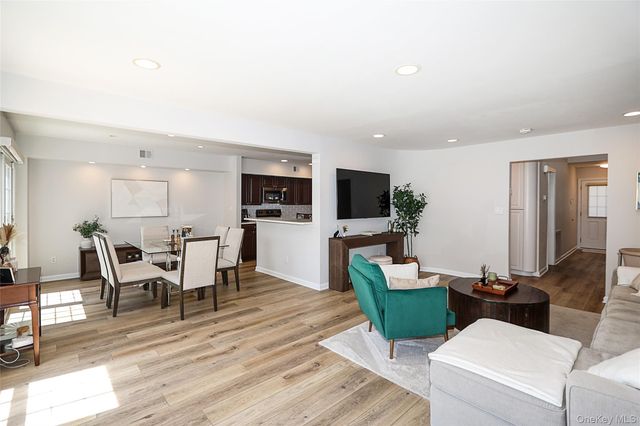 52 Holiday Drive 52, Woodbury, NY 11797