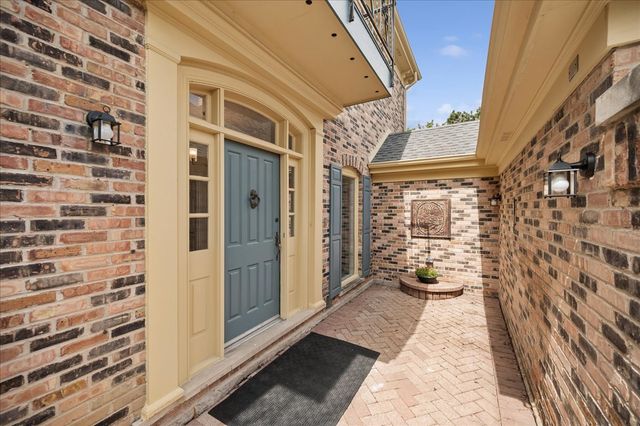 6 The Court Of Chapel Wood, Northbrook, IL 60062