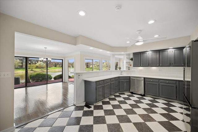 6 The Court Of Chapel Wood, Northbrook, IL 60062