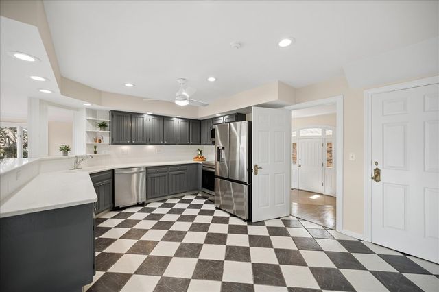 6 The Court Of Chapel Wood, Northbrook, IL 60062