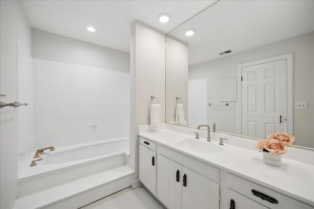 6 The Court Of Chapel Wood, Northbrook, IL 60062