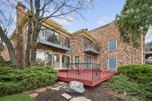 6 The Court Of Chapel Wood, Northbrook, IL 60062