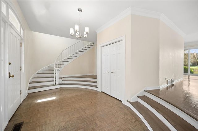 6 The Court Of Chapel Wood, Northbrook, IL 60062