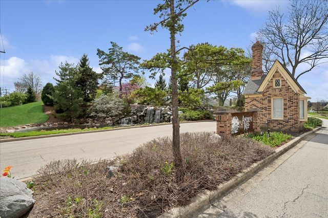 6 The Court Of Chapel Wood, Northbrook, IL 60062