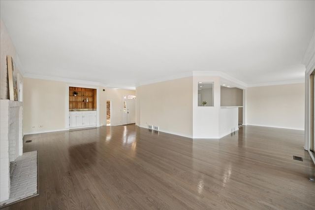 6 The Court Of Chapel Wood, Northbrook, IL 60062