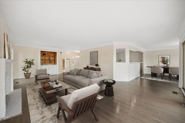 6 The Court Of Chapel Wood, Northbrook, IL 60062
