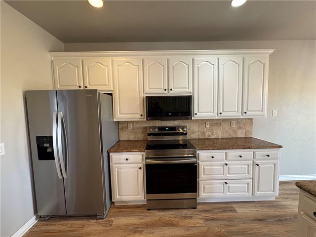 314 Center Drive, Lowell, AR 72745