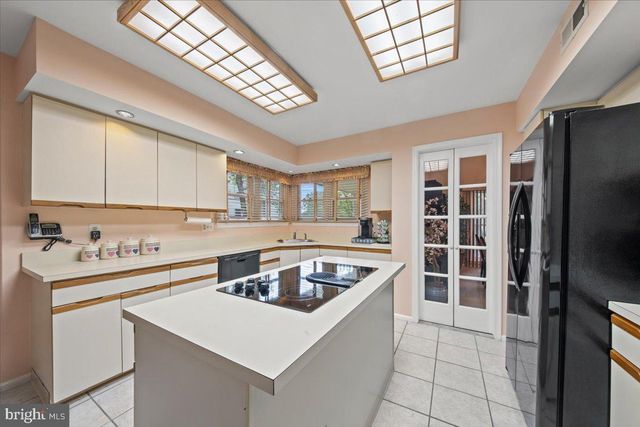 4 BERKSHIRE DR, Voorhees, NJ 08043