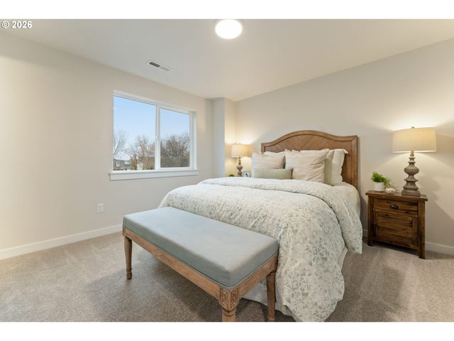 5177 HOLLY St, Springfield, OR 97478