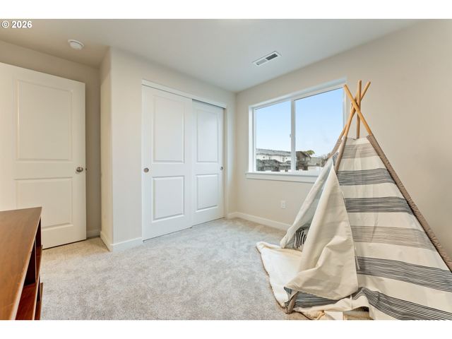 5177 HOLLY St, Springfield, OR 97478