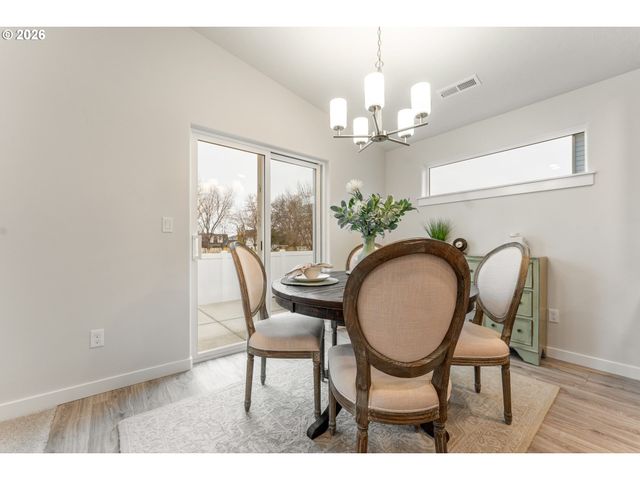 5177 HOLLY St, Springfield, OR 97478