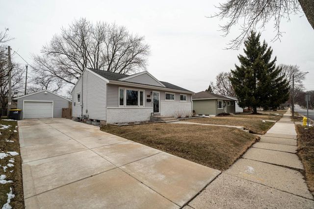 332 Greenmeadow DRIVE, Waukesha, WI 53188