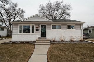 332 Greenmeadow DRIVE, Waukesha, WI 53188