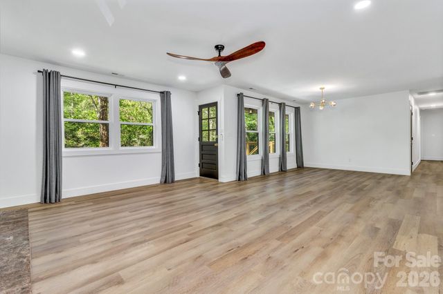 7 Angus Lane, Asheville, NC 28805