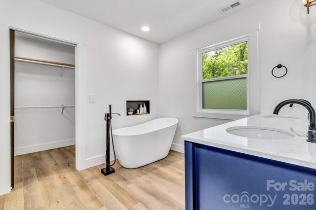 7 Angus Lane, Asheville, NC 28805