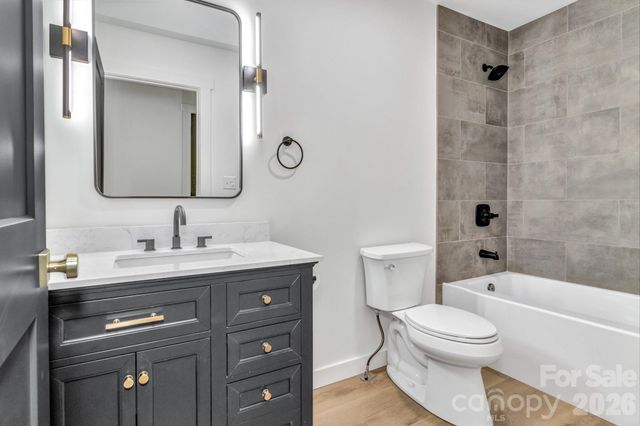 7 Angus Lane, Asheville, NC 28805