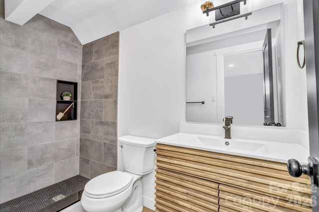 7 Angus Lane, Asheville, NC 28805