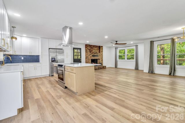 7 Angus Lane, Asheville, NC 28805