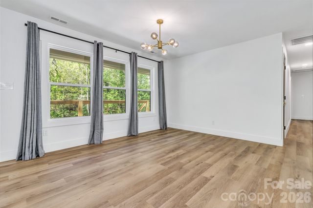 7 Angus Lane, Asheville, NC 28805