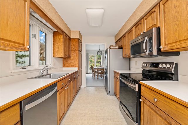 31 Hill Creek Road, Penfield, NY 14625