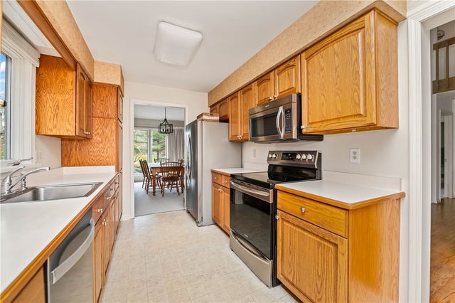 31 Hill Creek Road, Penfield, NY 14625