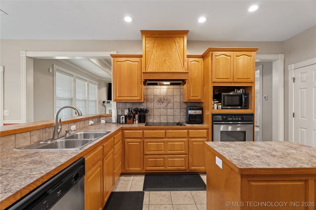 4932 Fairview Road, Bartlesville, OK 74006