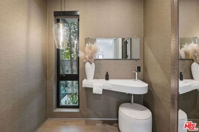 6252 Drexel Avenue, Los Angeles, CA 90048