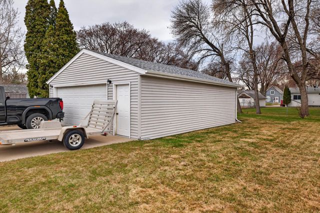 1633 10th Avenue S, Fargo, ND 58103