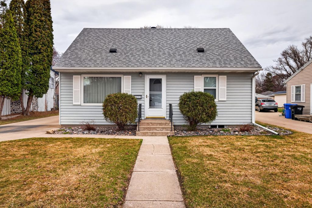 1633 10th Avenue S, Fargo, ND 58103