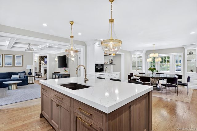 162 Manhasset Woods Road, Manhasset, NY 11030