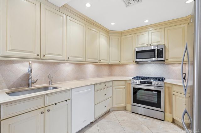 8 Hastings Road, Island Park, NY 11558