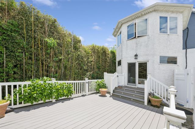 8 Hastings Road, Island Park, NY 11558