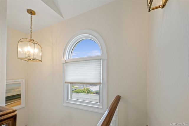 8 Hastings Road, Island Park, NY 11558