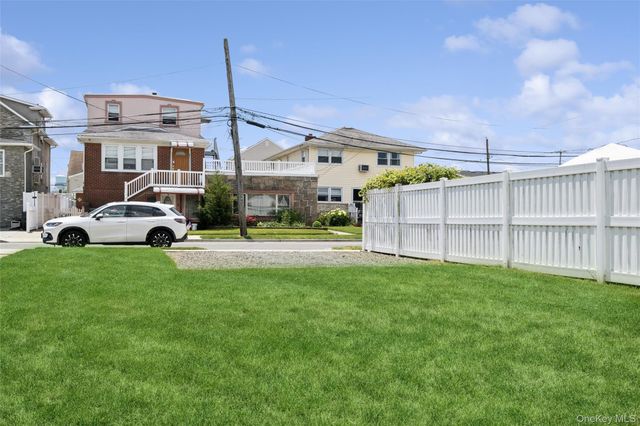 8 Hastings Road, Island Park, NY 11558