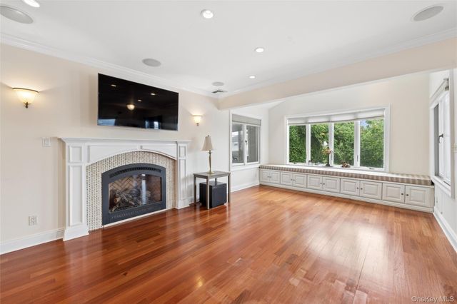 8 Hastings Road, Island Park, NY 11558