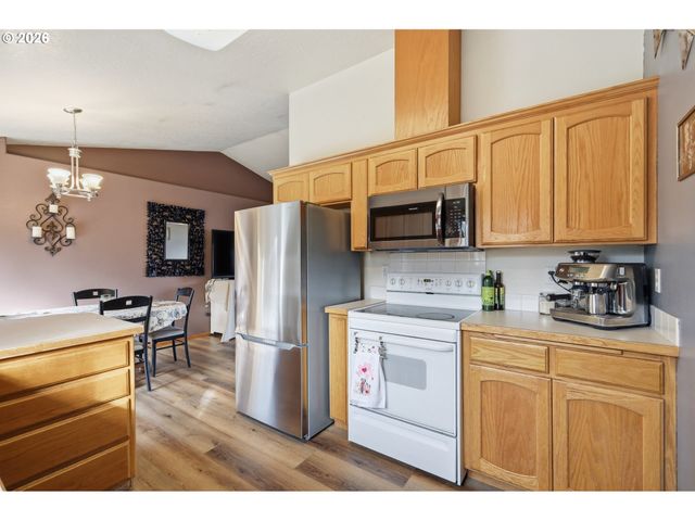 961 BUSH Ln, Creswell, OR 97426