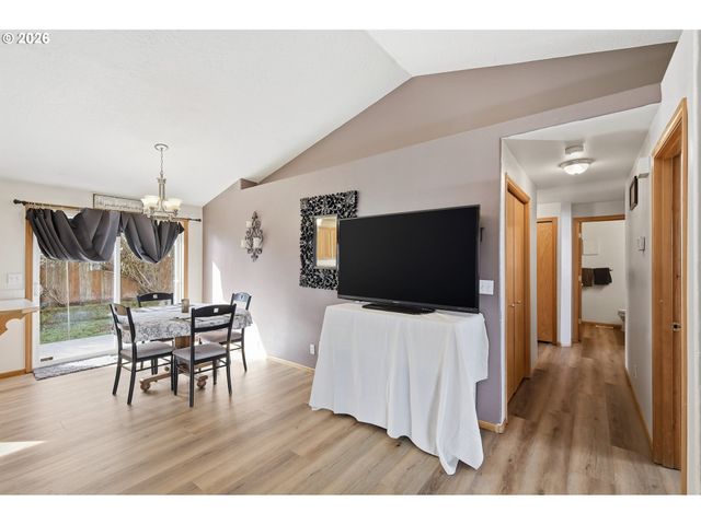 961 BUSH Ln, Creswell, OR 97426