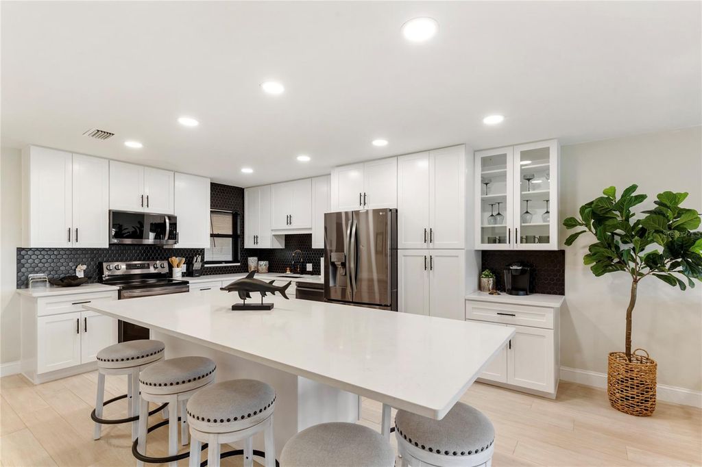 Image 4 of property listing at 3887 CATALINA DRIVE, Bradenton, FL 34210