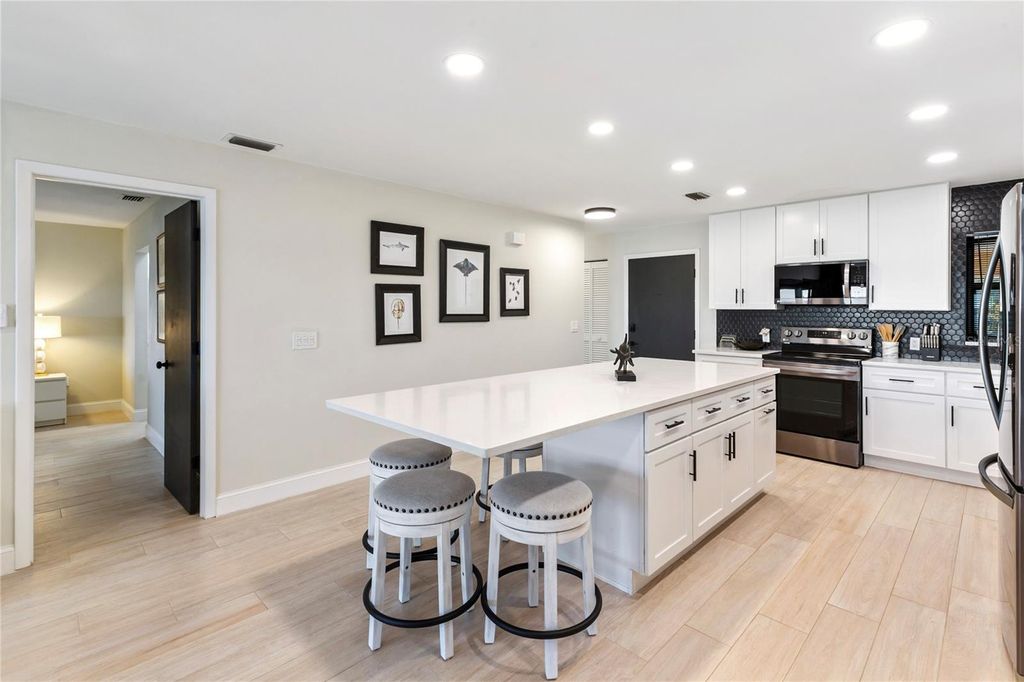 Image 6 of property listing at 3887 CATALINA DRIVE, Bradenton, FL 34210