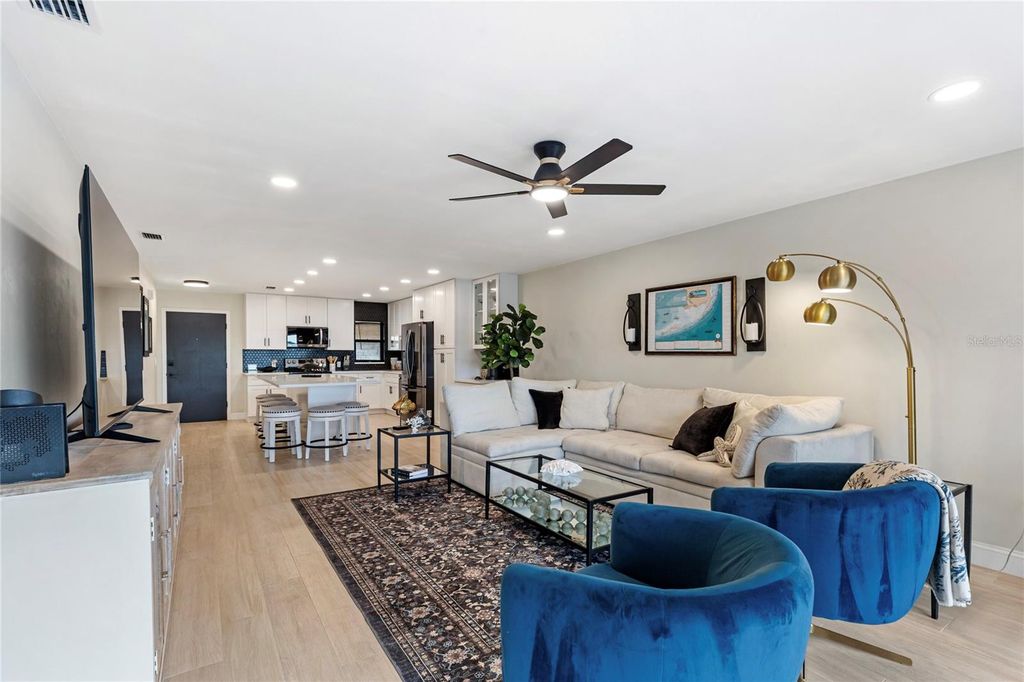 Image 9 of property listing at 3887 CATALINA DRIVE, Bradenton, FL 34210