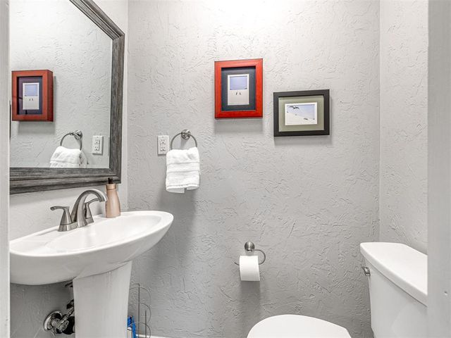 10505 Lyndon Road, The Village, OK 73120