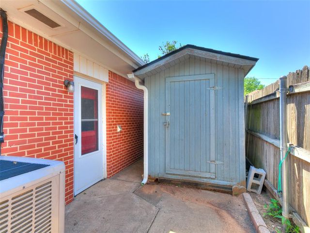 10505 Lyndon Road, The Village, OK 73120