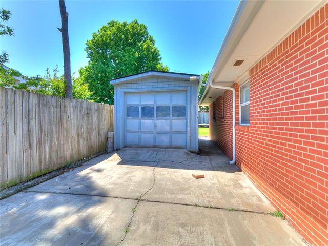 10505 Lyndon Road, The Village, OK 73120