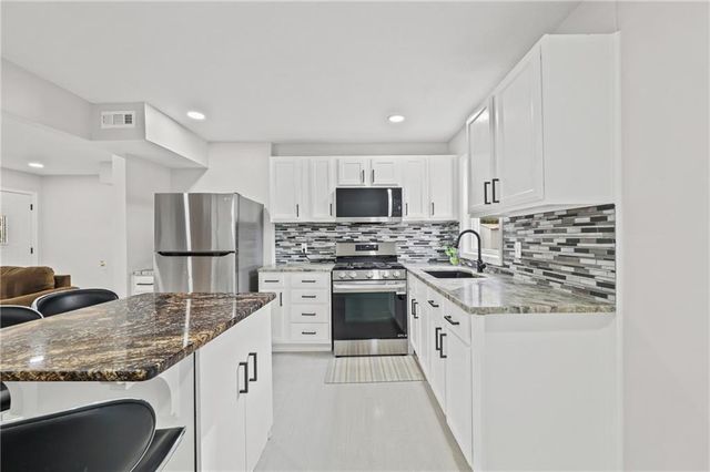 11637 W 68TH Terrace, Shawnee, KS 66203