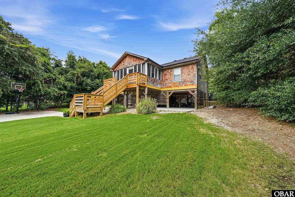 Image 3 of property listing at 326 Sea Oats Trail, Southern Shores, NC 27949